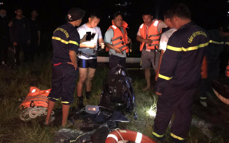  Lật thuyền ở hồ Núi Le, khiến hai thanh niên tử vong: Ngày 26/7, lãnh đạo Công an huyện Xuân Lộc (Đồng Nai) cho biết, một vụ lật thuyền ở hồ Núi Le, thuộc địa bàn thị trấn Gia Ray đã khiến hai thanh niên tử vong do ngạt nước. Vào khoảng 18 giờ ngày 25/7, một nhóm ba thanh niên cùng chèo thuyền ra chơi ở khu vực hồ Núi Le, thị trấn Gia Ray, huyện Xuân Lộc. Khi ra khu vực giữa hồ, thuyền bất ngờ bị lật, khiến cả ba người cùng rơi xuống nước và mất tích.