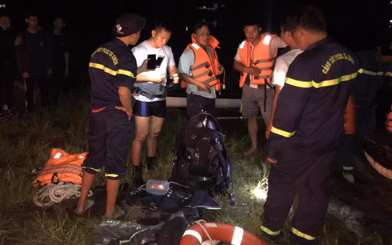  Lật thuyền ở hồ Núi Le, khiến hai thanh niên tử vong: Ngày 26/7, lãnh đạo Công an huyện Xuân Lộc (Đồng Nai) cho biết, một vụ lật thuyền ở hồ Núi Le, thuộc địa bàn thị trấn Gia Ray đã khiến hai thanh niên tử vong do ngạt nước. Vào khoảng 18 giờ ngày 25/7, một nhóm ba thanh niên cùng chèo thuyền ra chơi ở khu vực hồ Núi Le, thị trấn Gia Ray, huyện Xuân Lộc. Khi ra khu vực giữa hồ, thuyền bất ngờ bị lật, khiến cả ba người cùng rơi xuống nước và mất tích.