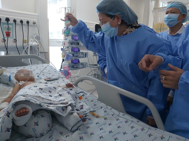  Cặp bé song sinh hết sốt, tập ăn sữa sau 10 ngày phẫu thuật: Ngày 26/7, thông tin từ Bệnh viện Nhi đồng Thành phố (TP.HCM), Diệu nhi hết sốt ngày thứ 5, đã cai máy thở từ 22/7, sức khỏe diễn tiến khả quan. Các bác sĩ cho biết bé không còn đau nhiều và uống sữa tốt. Trúc Nhi đã hết sốt một ngày nhưng vẫn phụ thuộc vào máy thở. Trong cuộc mổ, bé phải chịu những đường mổ phức tạp do cắt nối ruột và tổn thương nhiều hơn.