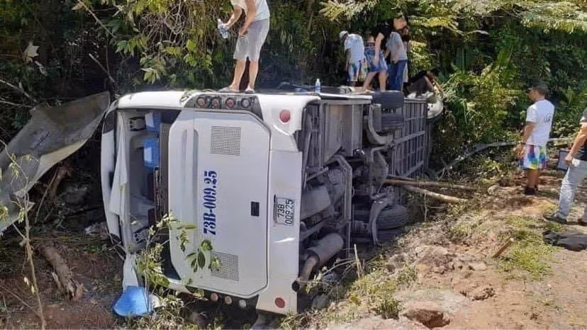 Xac dinh danh tinh nan nhan trong vu xe du lich lao vuc o Quang Binh