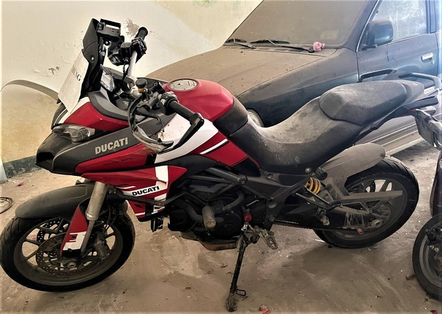 Lô xe sang ở Hà Tĩnh tiếp tục hạ giá để tìm chủ nhân - Hình 2 Lo xe sang o Ha Tinh tiep tuc ha gia de tim chu nhan-Hinh-2