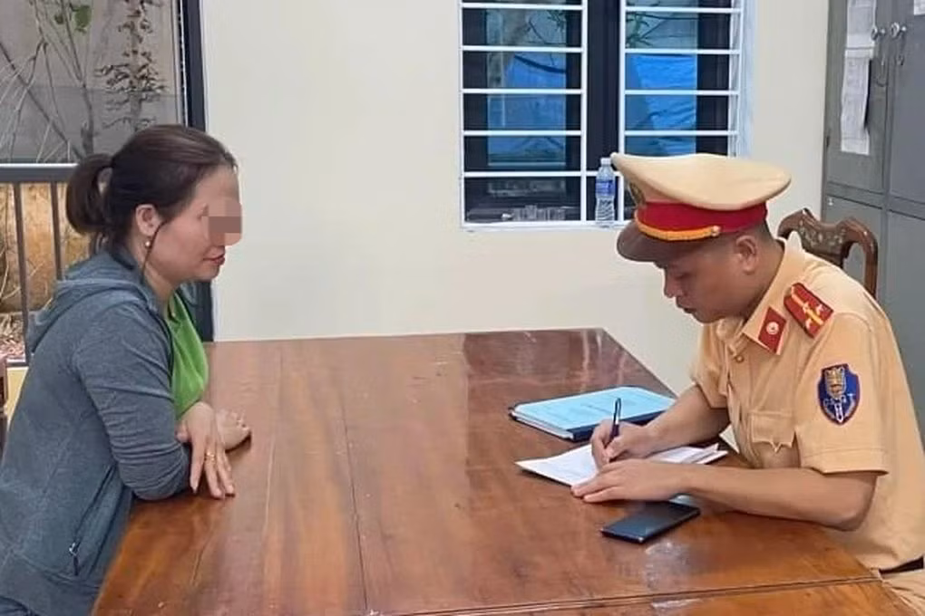 Xu phat 2 xe o to cung gan bien xanh o Ha Tinh-Hinh-2