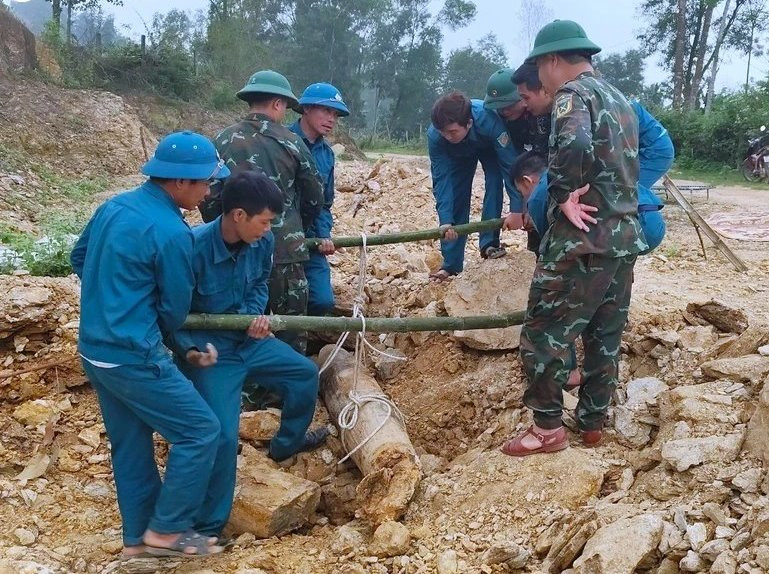 Phát hiện bom “khủng” trong lúc làm đường ở Nghệ An Phat hien bom “khung” trong luc lam duong o Nghe An
