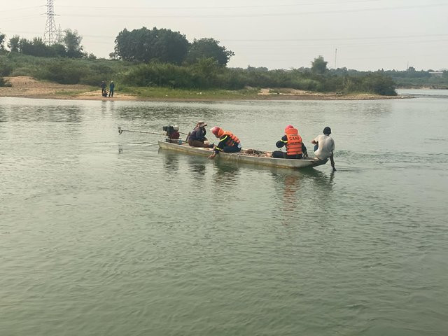 Nghệ An: Nỗ lực tìm kiếm nam sinh mất tích trên sông Hiếu Nghe An: No luc tim kiem nam sinh mat tich tren song Hieu