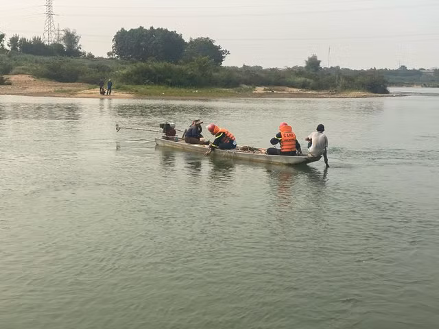 Nghe An: No luc tim kiem nam sinh mat tich tren song Hieu