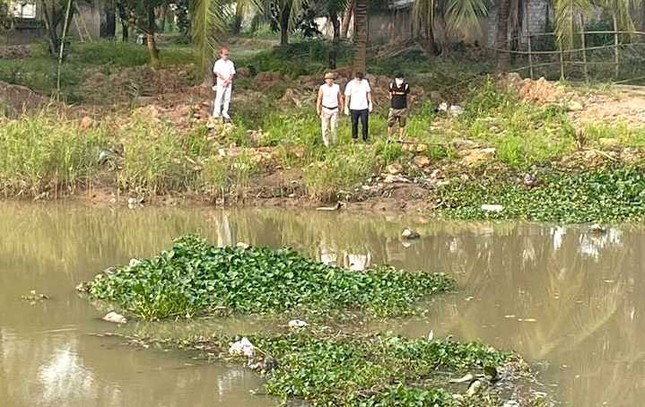 Bàng hoàng phát hiện thi thể người phụ nữ dưới sông Cầu Giát Bang hoang phat hien thi the nguoi phu nu duoi song Cau Giat
