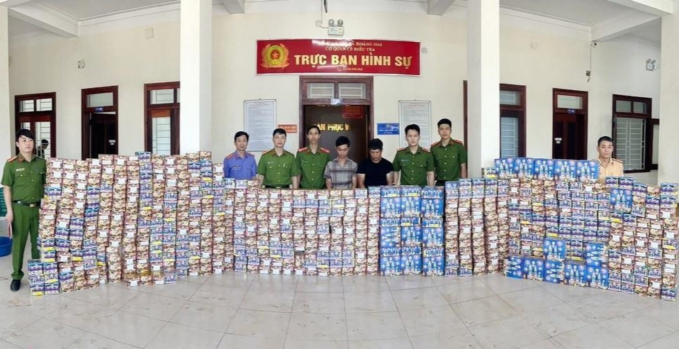 Nghệ An: Bắt giữ 2 đối tượng vận chuyển 1,4 tấn pháo lậu Nghe An: Bat giu 2 doi tuong van chuyen 1,4 tan phao lau