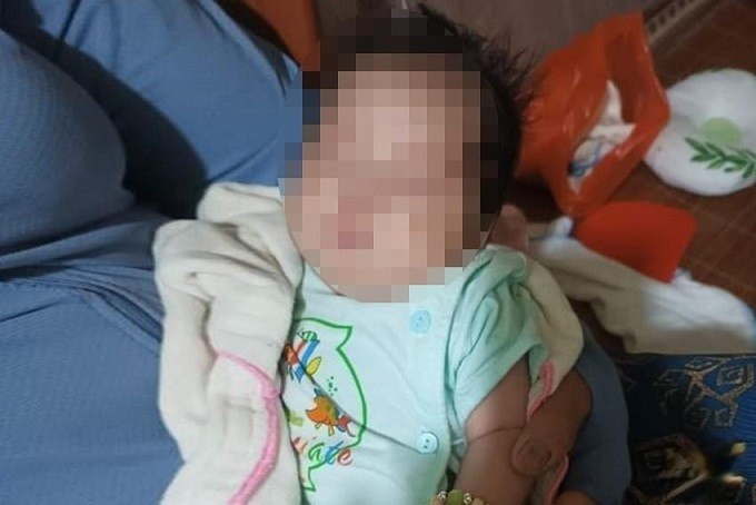 Tìm người thân cho bé trai sơ sinh bị bỏ trước cổng nhà dân Tim nguoi than cho be trai so sinh bi bo truoc cong nha dan