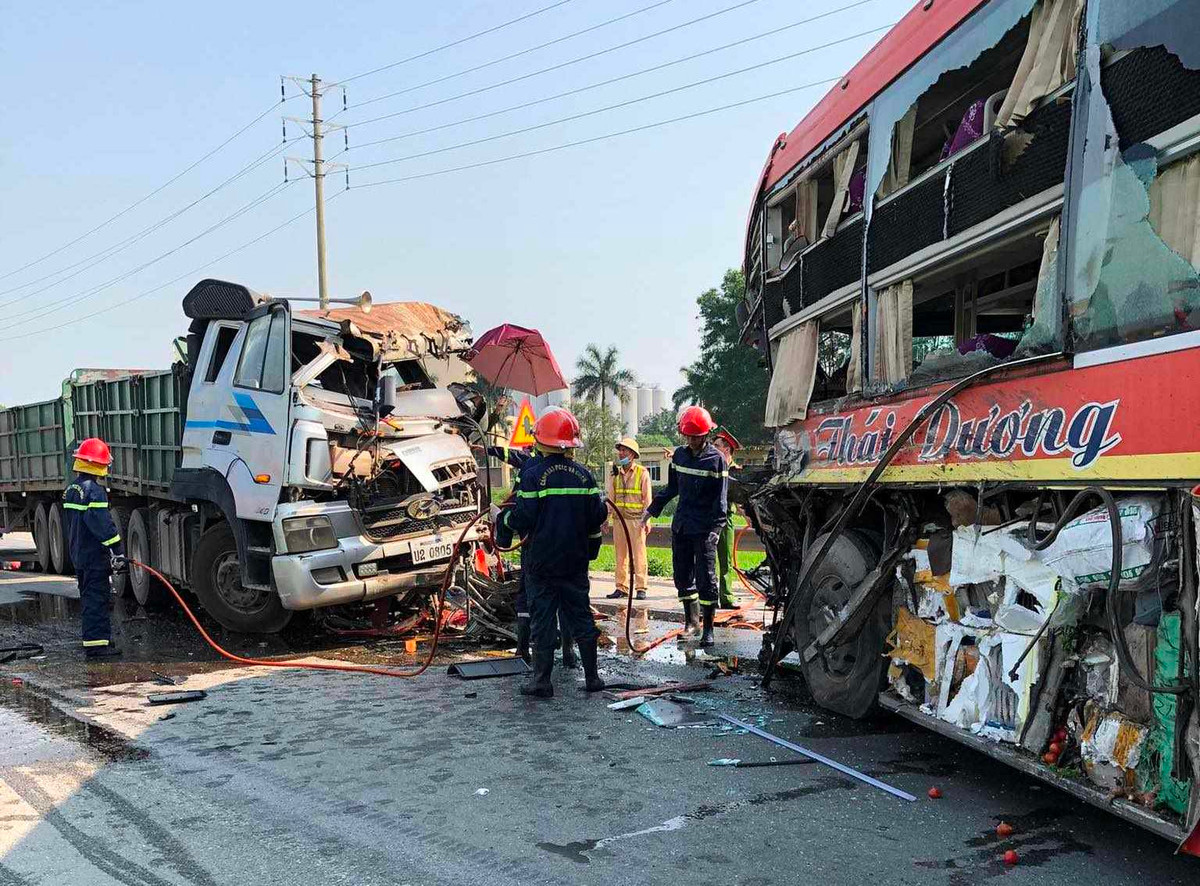 Va cham xe khach, tai xe xe dau keo tu vong o Ha Tinh