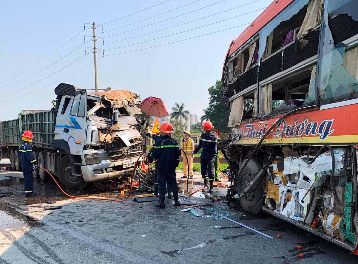 Va cham xe khach, tai xe xe dau keo tu vong o Ha Tinh