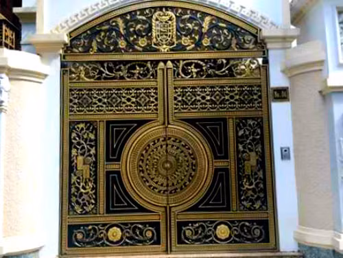 Mỗi biệt thự đều có ba cổng, gồm một cổng chính có hình mặt trống đồng; hai chiếc cổng phụ có hình ảnh biểu tượng cho sức mạnh và uy quyền. Ảnh: Vietnamnet.