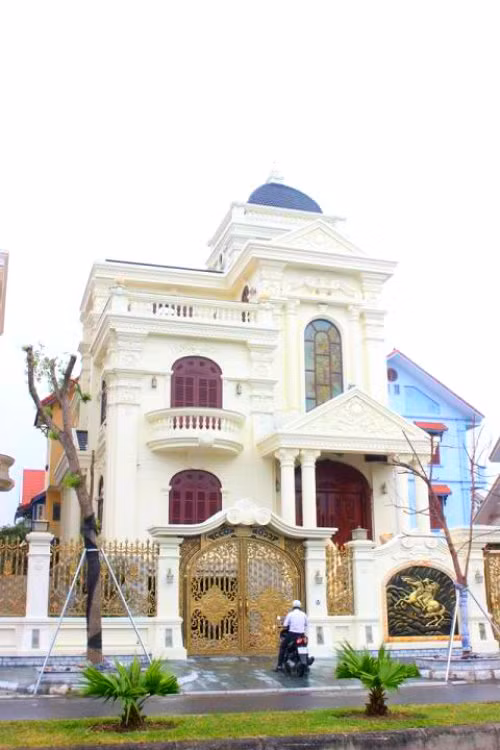 Toàn bộ hệ thống cửa của ngôi biệt thự được làm từ gỗ lim, các đường nét, họa tiết của tòa nhà được thiết kế và hoàn thiện một cách rất công phu. Hệ thống lan can vác bậc thang được ốp đá nhập khẩu từ Phillipines. Ảnh: ĐSPL.