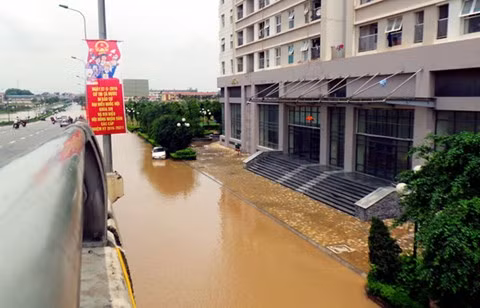 Trước đó vào tháng 5/2016, chung cư này cũng đã từng bị nước lũ tràn vào tầng hầm để xe khiến hàng loạt xe "bơi" trong nước. Ảnh: ANTĐ.