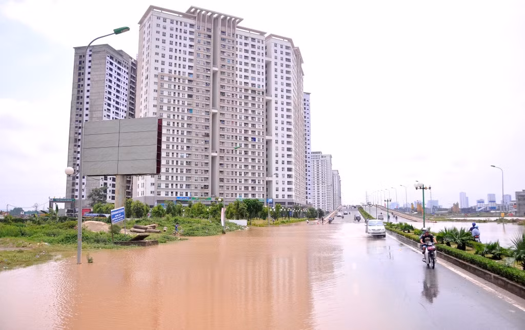  2. Khu đô thị Dương Nội (Hà Đông) Khu đô thị Dương Nội là một trong những "điểm nóng" về ngập lụt mỗi khi mùa mưa về. Khi bị ngập nước khu vực này nước rút chậm thậm chí 3, 4 ngày sau nước mới rút hết. Ảnh: Internet.