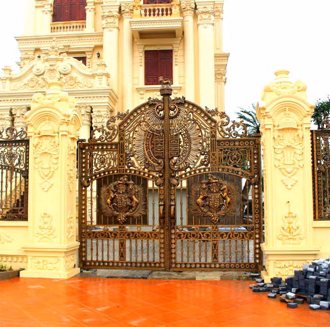 Tọa lạc trên trục đường quốc lộ 1A đoạn đi qua TP. Ninh Bình, tòa lâu đài song sinh với nội thất dát vàng này thuộc sở hữu của một đại gia ngành xây dựng. Tên của tòa lâu đài song sinh được đặt theo 2 con trai của vị này, với ý nghĩa hai người con sẽ nương tựa vào nhau và cùng xây dựng sự nghiệp gia đình. Ảnh: AC.