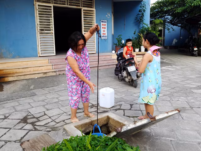 KDT Dai Kim: Dan khon kho xach tung xo nuoc dung moi ngay-Hinh-4