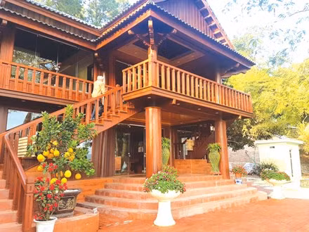 Tại đảo Nêm rộng 4 ha, có nhiều công trình được xây dựng hoành tráng như: hồ bơi, khuôn viên cây xanh, biệt thự nghỉ dưỡng hơn 30 phòng và gắn biển "resort 3 sao". Tại đây còn có ngôi biệt thự bằng gỗ, 4 căn nhà liền kề 2 bãi tắm, nhà tắm trắng, bến tàu, nhà hàng. Ảnh: Tiền phong.