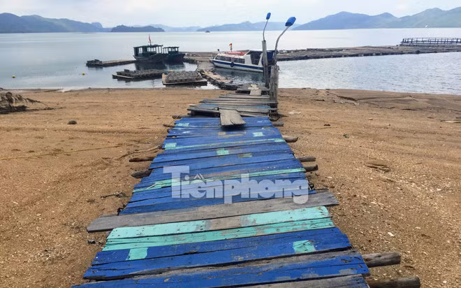 Tại khu vực phía Tây đảo Thẻ Vàng, ông Tô Văn Chương đang quản lý, sử dụng gần 180 ha, trên đó có nhiều công trình xây dựng trái phép như bến cập tàu, 2 nhà tầng, một miếu thờ, một số nhà cấp 4… từ năm 2009. Tại đây cũng có công trình xây dựng vi phạm thuộc Công ty CP Ngọc Long. Ảnh: Tiền phong.