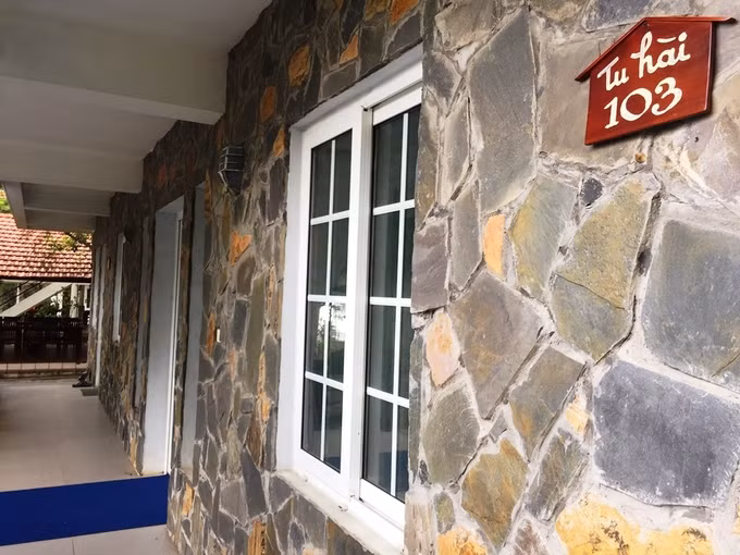 Một đảo khác cũng có hiện tượng vi phạm là Bánh Sữa, rộng khoảng 6 ha, không có dân cư sinh sống. Đảo Bánh Sữa nằm ở vị trí đắc địa giữa vịnh Bái Tử Long, cách trung tâm huyện Vân Đồn chừng 35km. Tại đây, nhiều công trình xây dựng kiên cố được đầu tư mạnh tay để khai thác dịch vụ du lịch chui. Ảnh: Internet.