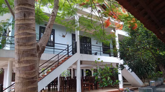 Với quy mô hơn 20 phòng nghỉ cùng khuôn viên khá rộng với các công trình như vườn hoa, nhà ăn, nhà chờ... Bánh Sữa được đầu tư giống một khu nghỉ dưỡng cao cấp. Công trình đầu tiên khi bước chân lên đảo là khu nhà chờ và nhà lễ tân được trang trí trên một tấm gỗ ghi rõ là “RECEPTION” kèo theo số điện thoại liên hệ. Ảnh: NLĐ.