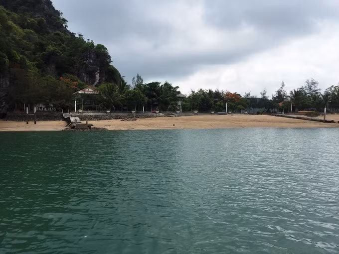 Theo báo cáo của UBND huyện Vân Đồn, tại khu vực giáp ranh đền Vạ Giếng, từ năm 2012 đến 2016, ông Trần Quốc Dũng đã tự ý xây dựng một nhà sàn gỗ 2 tầng diện tích 80 m2, tuyến kè đá cập tàu dài hơn 100 m, đường bê-tông và một số công trình phục vụ ở tạm cho công nhân. Từ năm 2016 đến nay, ông Dũng đã cho xây thêm gần chục căn nhà, chòi bằng tre. Ảnh: Internet.