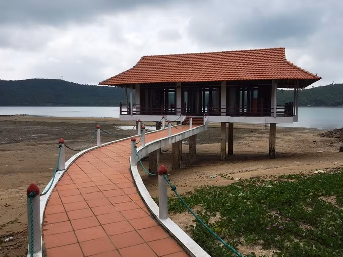 Năm 2008, Công ty CP Hoàng Trường tiếp quản khu đất rộng hơn 120 ha để trồng rừng. Đến năm 2006, công ty này đã phá một nhà cũ và xây dựng mới. Dù được cơ quan chức năng địa phương yêu cầu tháo dỡ công trình nhưng đến nay, đơn vị này vẫn phớt lờ. Ảnh: Internet.