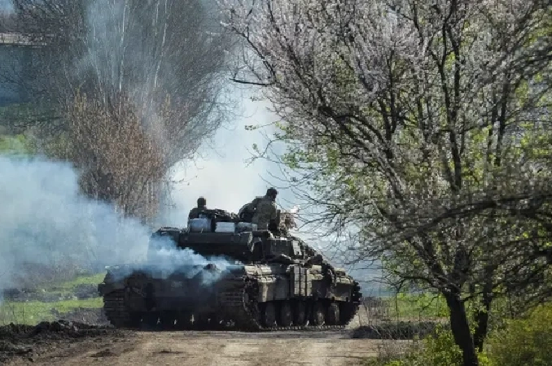 Tại Leonidovo, chỉ có vùng ngoại ô phía tây của ngôi làng đang xảy ra giao tranh ác liệt, còn bản thân ngôi làng vẫn bị quân Ukraine kiểm soát hoàn toàn. Dường như lực lượng tiếp viện của Ukraine đã phá vỡ vòng vây hỏa lực của quân Nga và đến được ngôi làng này. Ảnh: EPA.