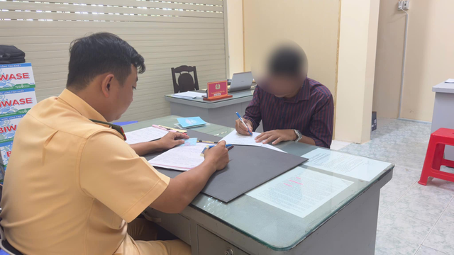 Ô tô lao ngược chiều giữa trung tâm TP Biên Hòa O to lao nguoc chieu giua trung tam TP Bien Hoa