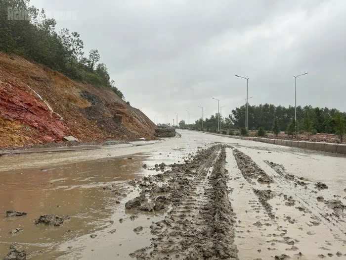 Bùn tràn xuống đường vành đai nghìn tỉ ở Đà Nẵng - Hình 2 Bun tran xuong duong vanh dai nghin ti o Da Nang-Hinh-2