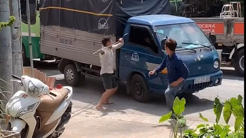 Hai tai xe danh nhau, dap pha xe tai cua nhau o Binh Chanh-Hinh-2