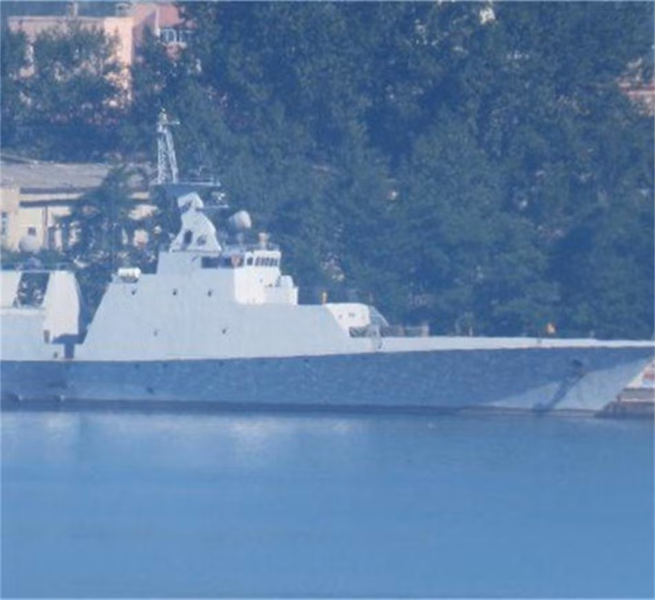 Hiện con tàu có vẻ vẫn chưa lắp được đầy đủ các loại vũ khí, nhưng có nguồn tin cho rằng nó sẽ được trang bị tên lửa chống hạm có tầm bắn đến 200km, một hệ thống tên lửa phòng không tầm ngắn, ống phóng ngư lôi và hệ thống pháo 30 mm. Nguồn ảnh: NK PRO