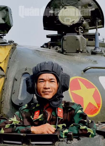 Đại úy QNCN Đào Trọng Tuyến, lái xe tăng vui mừng sau khi hoàn thành tốt nhiệm vụ.