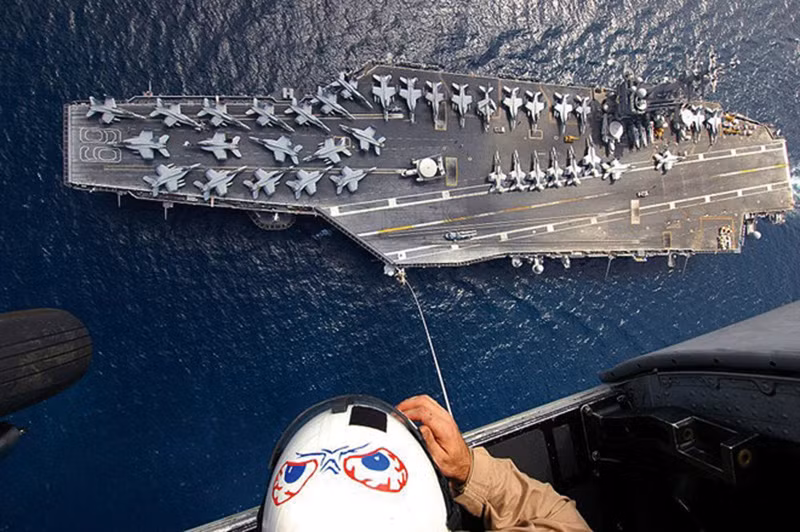 Tổng thống thứ 34 của Mỹ, Dwight D. Eisenhower (nhiệm kỳ 1953 – 1961) được đặt tên cho hàng không mẫu hạm lớp Nimitz – tàu USS Dwight D. Eisenhower (CVN-69). Theo các cuộc thăm dò dư luận Mỹ, Eisenhower nằm trong số 10 tổng thống Mỹ được ủng hộ cao nhất. (nguồn ảnh flickr.com)