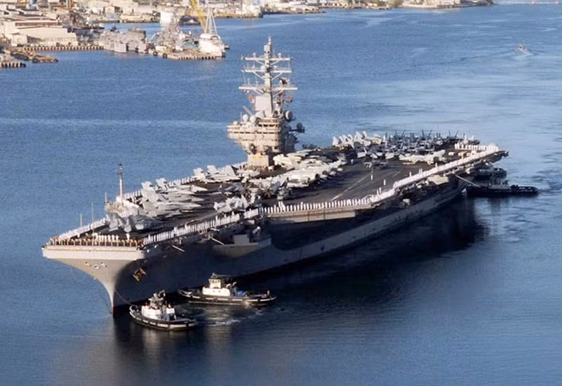Tổng thống thứ 40 của Mỹ Ronald Reagan được đặt tên cho siêu tàu sân bay lớp Nimitz - USS Ronald Reagan (CVN-76). Đây là tàu sân bay đầu tiên đặt theo tên cựu tổng thống còn sống. (nguồn ảnh flickr.com)