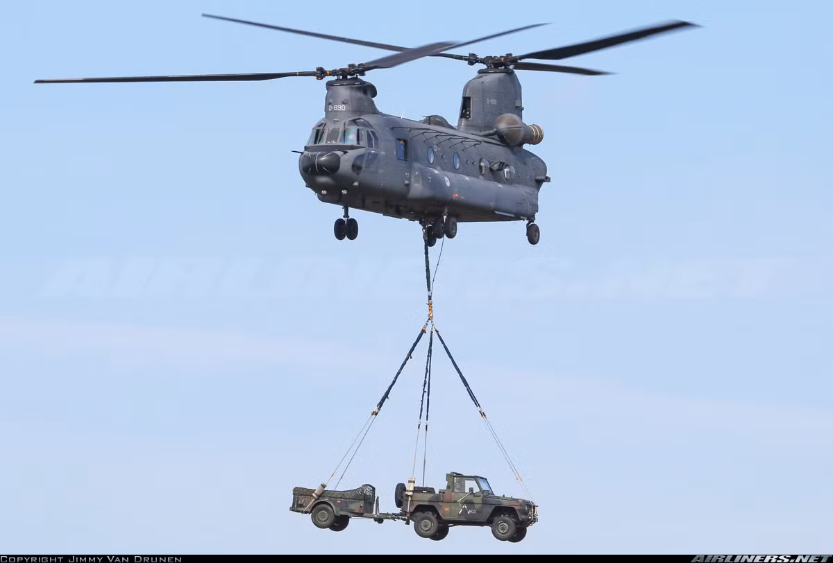 Đây là một trong những phiên bản mới nhất của dòng trực thăng CH-47 Chinook huyền thoại Mỹ. Nó nổi bật với việc được trang bị hệ thống điện tử hàng không hiện đại, hệ thống lái tiên tiến kỹ thuật số, tiết kiệm nhiên liệu, tuy nhiên tải trọng vẫn giữ nguyên với tối đa 10,8 tấn. Nguồn ảnh: Airlines.net