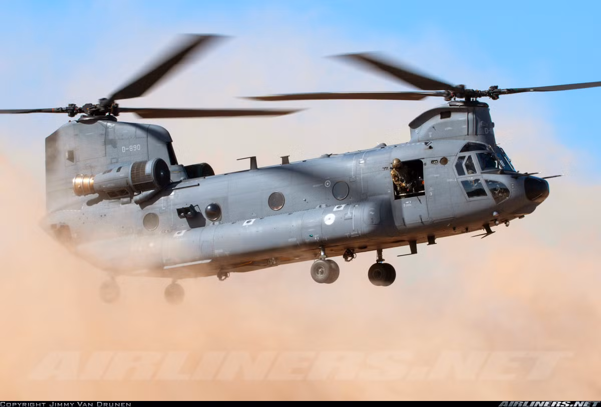 Trực thăng vận tải CH-47F được trang bị cặp động cơ tuốc bin trục T55-GA-714A cung cấp tốc độ tối đa 315km/h, tốc độ hành trình 240km/h, bán kính tác chiến 370km. Nguồn ảnh: Airlines.net