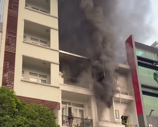 Chay nha tro o TPHCM: 2 nguoi chet, nhieu nguoi du day thoat ra ngoai-Hinh-2