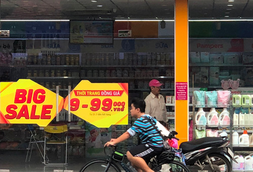 Khach bi “giam sat” khi vao mua sam tai Con Cung o TPHCM-Hinh-4