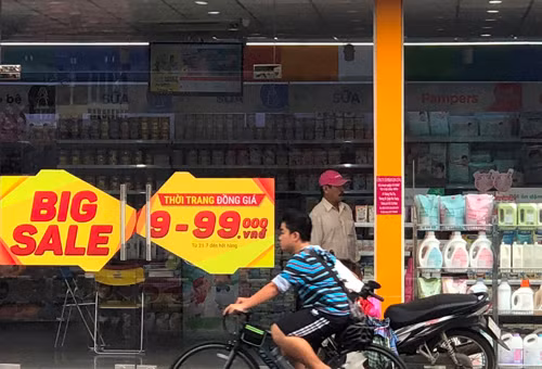 Khach bi “giam sat” khi vao mua sam tai Con Cung o TPHCM-Hinh-4