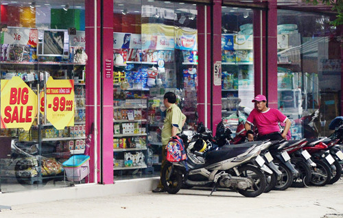 Khach bi “giam sat” khi vao mua sam tai Con Cung o TPHCM-Hinh-3