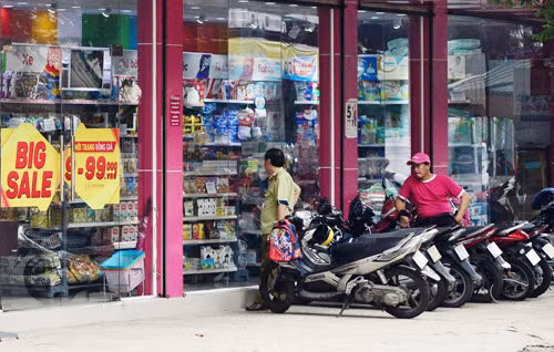 Khach bi “giam sat” khi vao mua sam tai Con Cung o TPHCM-Hinh-3