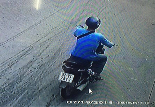 Hình ảnh nhận dạng và phương tiện tên cướp sử dụng giật tài sản của người phụ nữ bồng con.