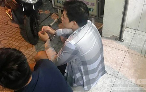 Hai ten cuop dien thoai bat khoc khi nghe cong an noi dieu nay