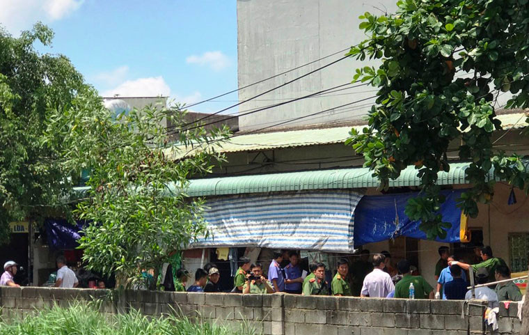 Phòng kỹ thuật hình sự Công an tỉnh Bình Dương, Viện Kiểm sát nhân dân tỉnh đã có mặt để tiến hành công tác khám nghiệm hiện trường vợ mang thai 8 tháng cùng chồng con chết bất thường.