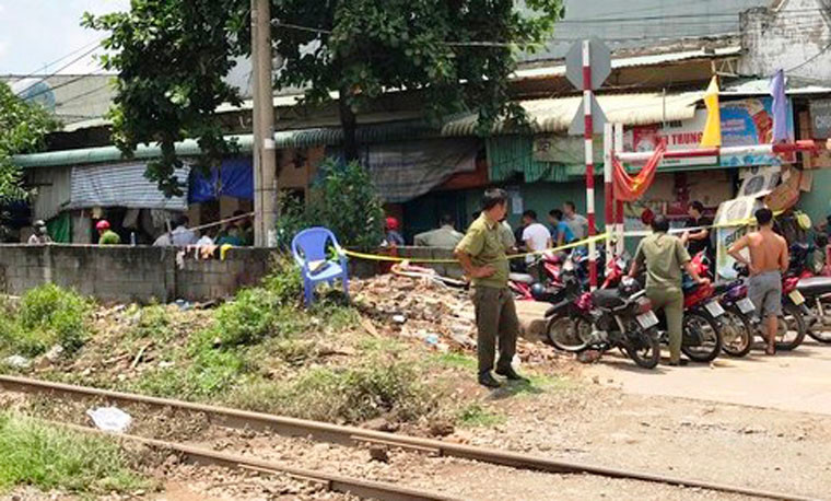 Hiện công tác khám nghiệm điều tra, làm rõ nguyên nhân đang được cơ quan chức năng khẩn trương thực hiện. Theo nhận định của nhiều người, có thể do mâu thuẫn gia đình nên người chồng giết vợ con rồi tự tử. 