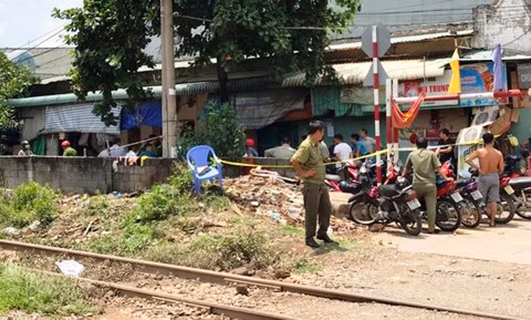 Hiện công tác khám nghiệm điều tra, làm rõ nguyên nhân đang được cơ quan chức năng khẩn trương thực hiện. Theo nhận định của nhiều người, có thể do mâu thuẫn gia đình nên người chồng giết vợ con rồi tự tử. 