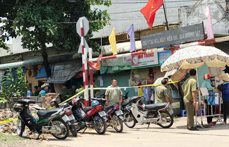 Hiện trường nơi phát hiện người vợ mang bầu gần ngày sinh, cùng chồng và đứa con gái tử vong bất thường là căn nhà trọ nằm giữa KDC của người lao động nhập cư, cạnh đường tàu Bắc Nam, thuộc TX Dĩ An, tỉnh Bình Dương.