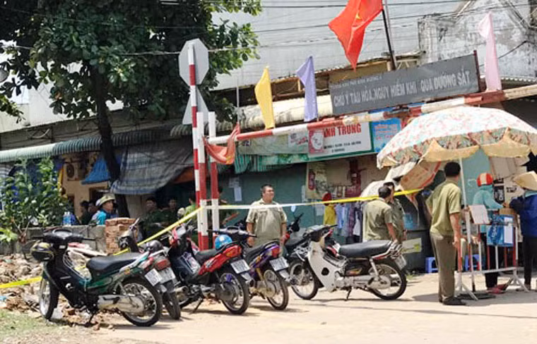 Hiện trường nơi phát hiện người vợ mang bầu gần ngày sinh, cùng chồng và đứa con gái tử vong bất thường là căn nhà trọ nằm giữa KDC của người lao động nhập cư, cạnh đường tàu Bắc Nam, thuộc TX Dĩ An, tỉnh Bình Dương.