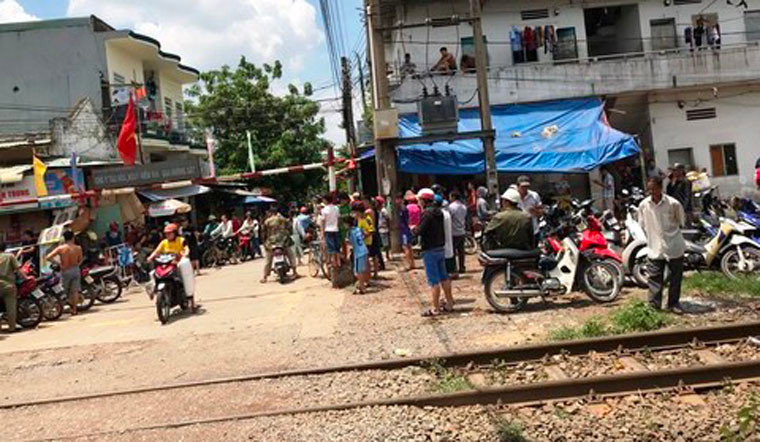 Vụ việc gây rúng động dư luận địa phương. Ghi nhận bên trong căn phòng trọ xảy ra vụ việc, người con gái 3 tuổi và chị Hằng chết trên giường, trên người có nhiều vết thương. Còn người chồng chết trong tư thế treo cổ trước cửa ra vào, trên đầu giường có con dao dính đầy máu.