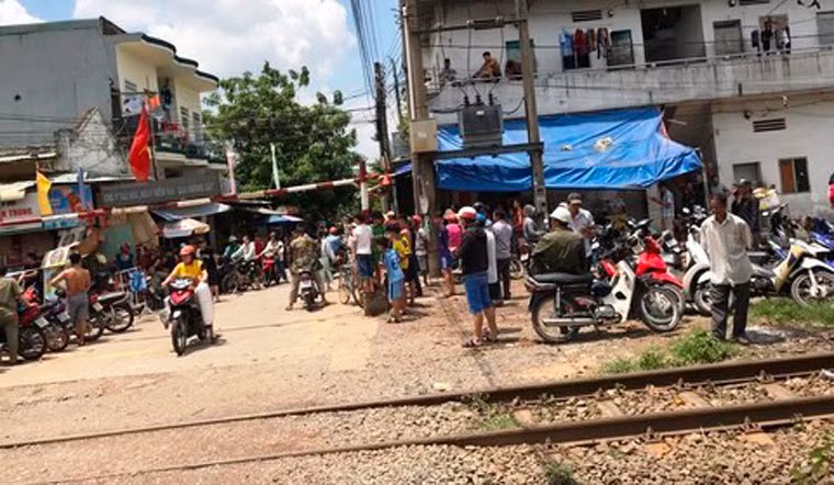 Vụ việc gây rúng động dư luận địa phương. Ghi nhận bên trong căn phòng trọ xảy ra vụ việc, người con gái 3 tuổi và chị Hằng chết trên giường, trên người có nhiều vết thương. Còn người chồng chết trong tư thế treo cổ trước cửa ra vào, trên đầu giường có con dao dính đầy máu.